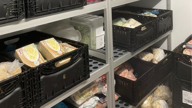 Lebensmittelkisten in der Tiefkühlzelle im Domizil Offene Tür in Frankfurt (Oder)