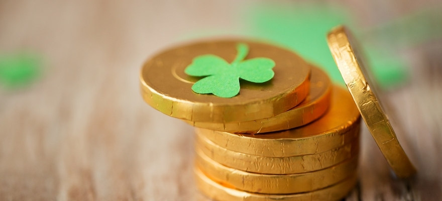 Schokotaler in goldenem Papier liegen auf einem Stapel